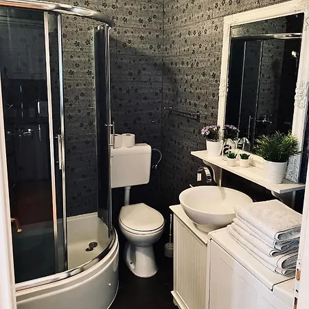 Square Apartment *