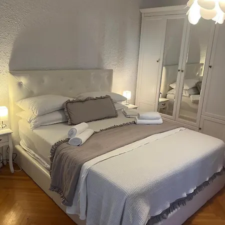 Square Apartment *