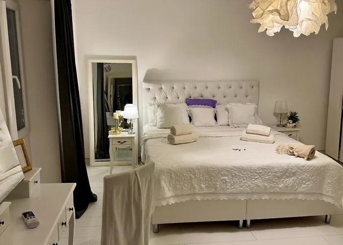 Square Apartment *