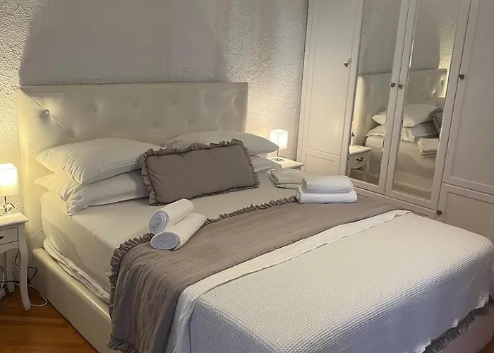 Square Apartment *
